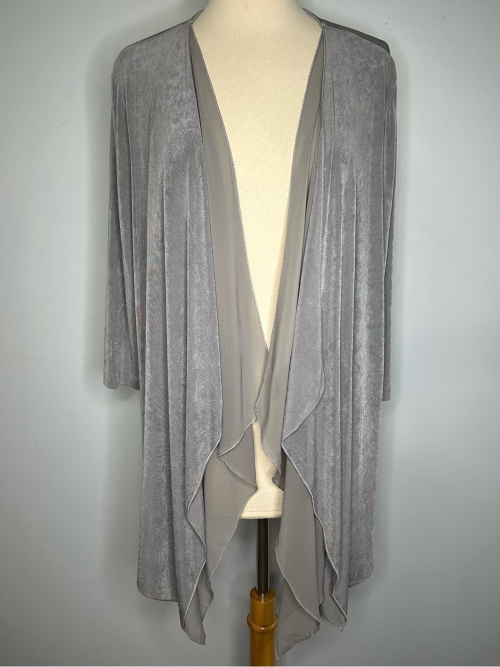 Chico’s Travelers Gray Slinky Knit Cascading Open Front Cardigan Size 2, M